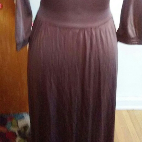 Nice fitted at the top dress. Flare at the bottom. - Picture 3 of 3